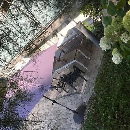Schoene 2,5 In Stadtnaehe Mit Eigenem Hofgarten דירה *